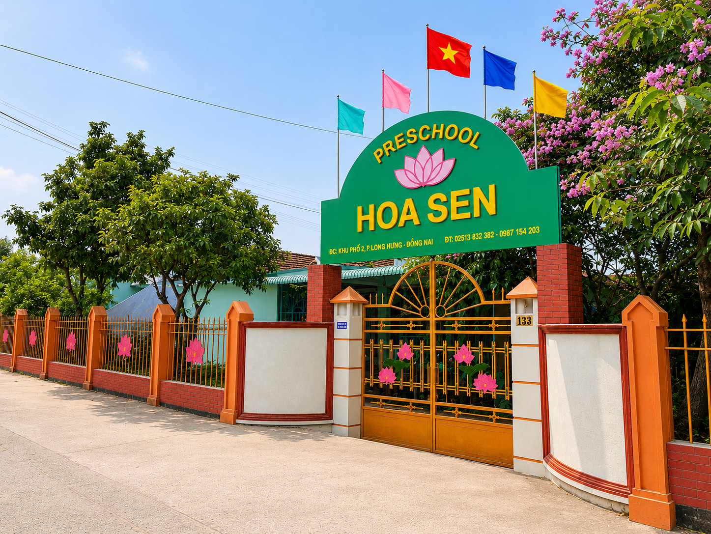 Cổng trường Hoa Sen